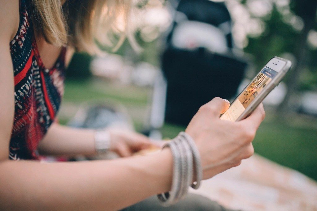 Titolare di un negozio che registra un video per i social