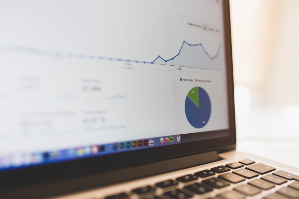 Laptop con grafici di traffico e posizionamento di un sito