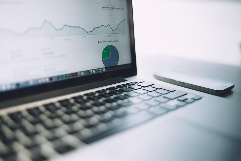 Laptop con il report di un audit SEO tecnico di un sito