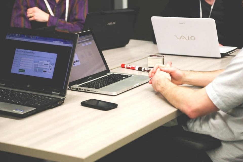 Team di marketing che analizza i dati di posizionamento su Google